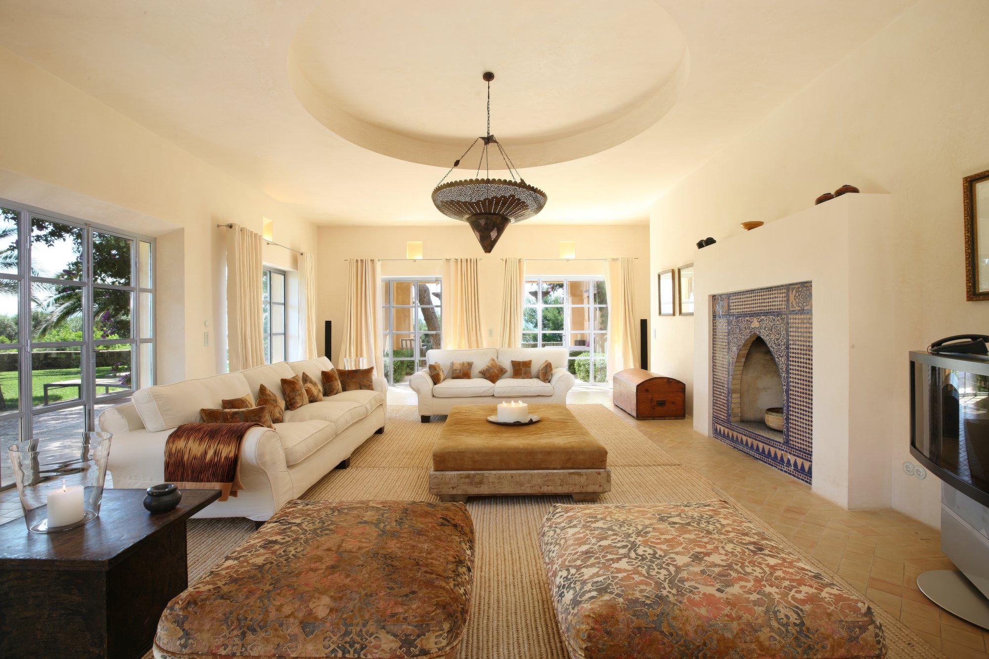 Guest villa salon